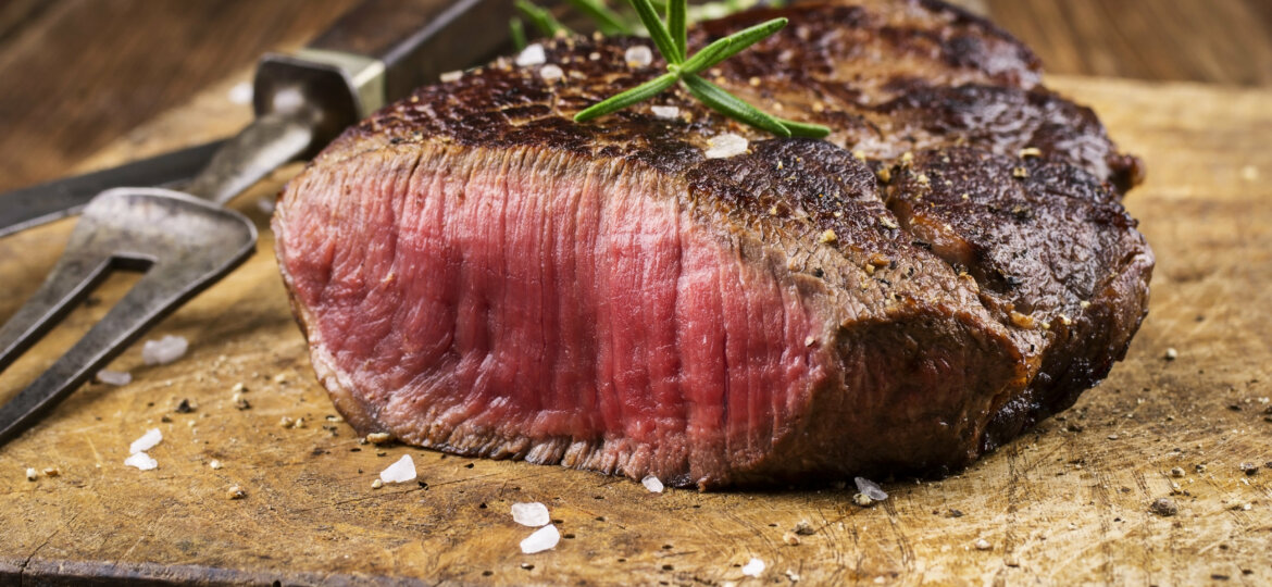 Steak auf altem Schneidebrett